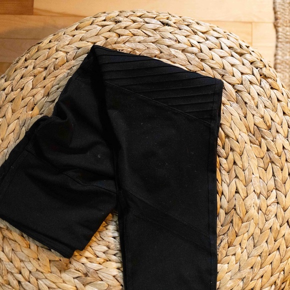 Old Navy Active Black Motto Leggings - Picture 2 of 3